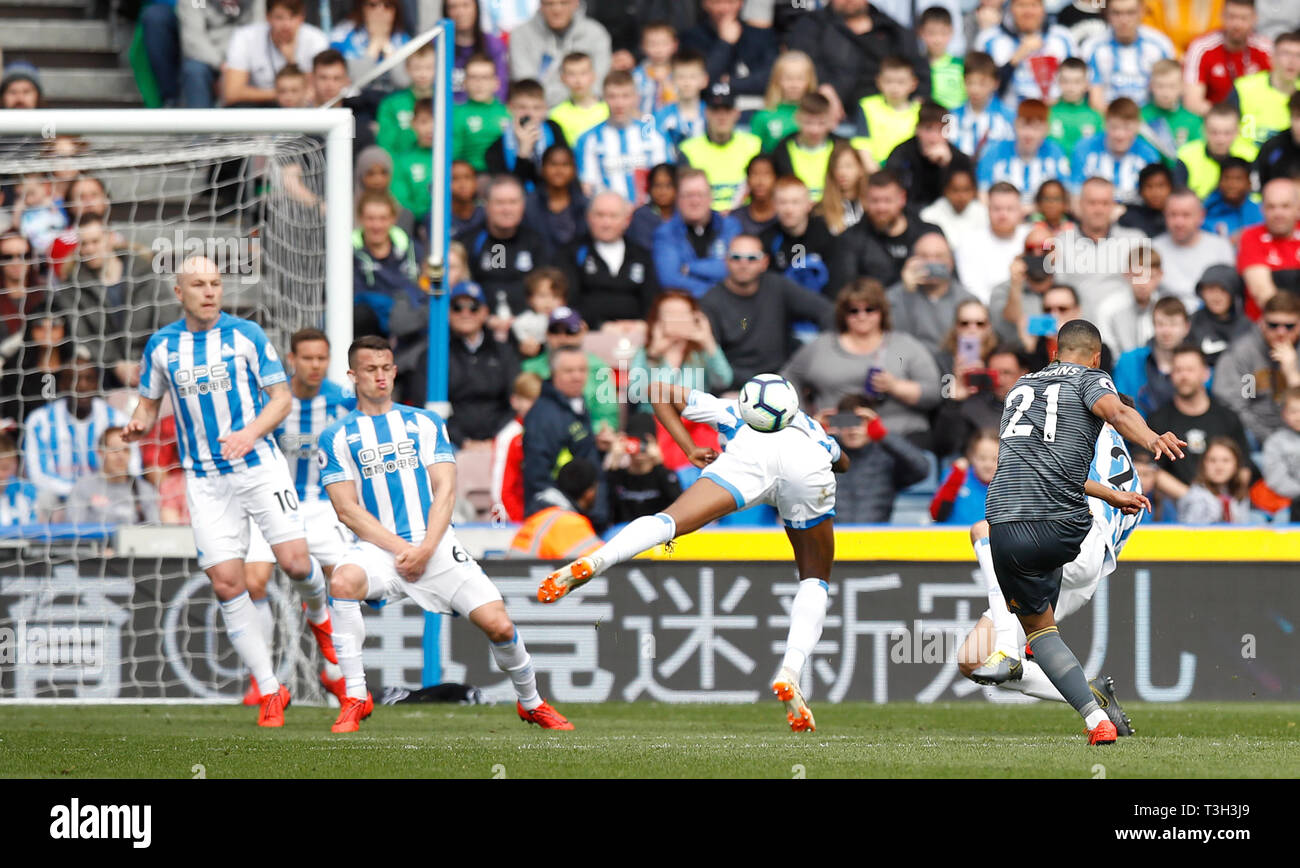 Il Leicester City il duo formato da Youri Tielemans punteggi il suo lato del primo obiettivo del gioco durante il match di Premier League a John Smith's Stadium, Huddersfield. Foto Stock