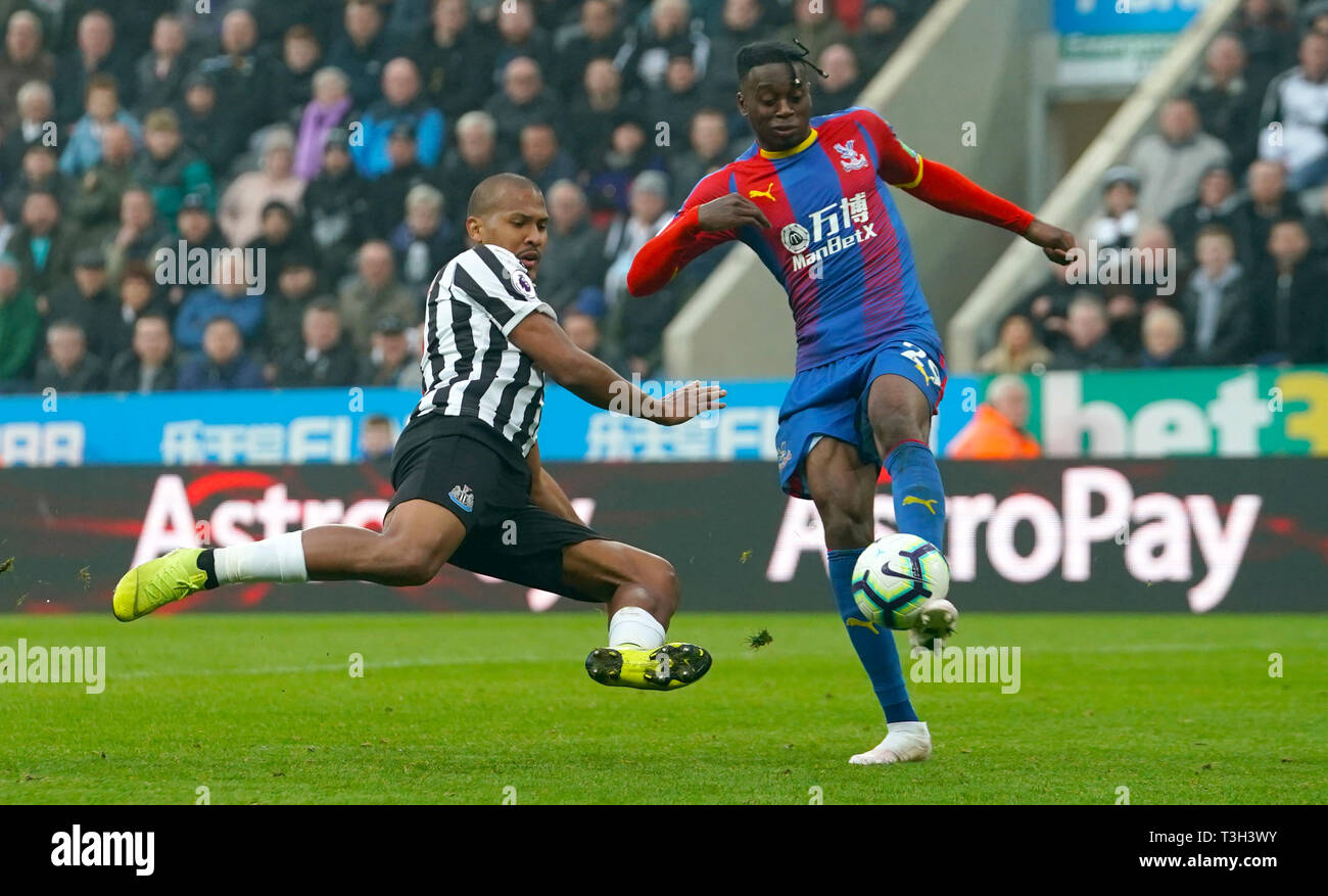 Newcastle United Rondon Salomon (sinistra) e Crystal Palace è Aaron Wan-Bissaka battaglia per la palla durante il match di Premier League a St James Park, Newcastle. Foto Stock