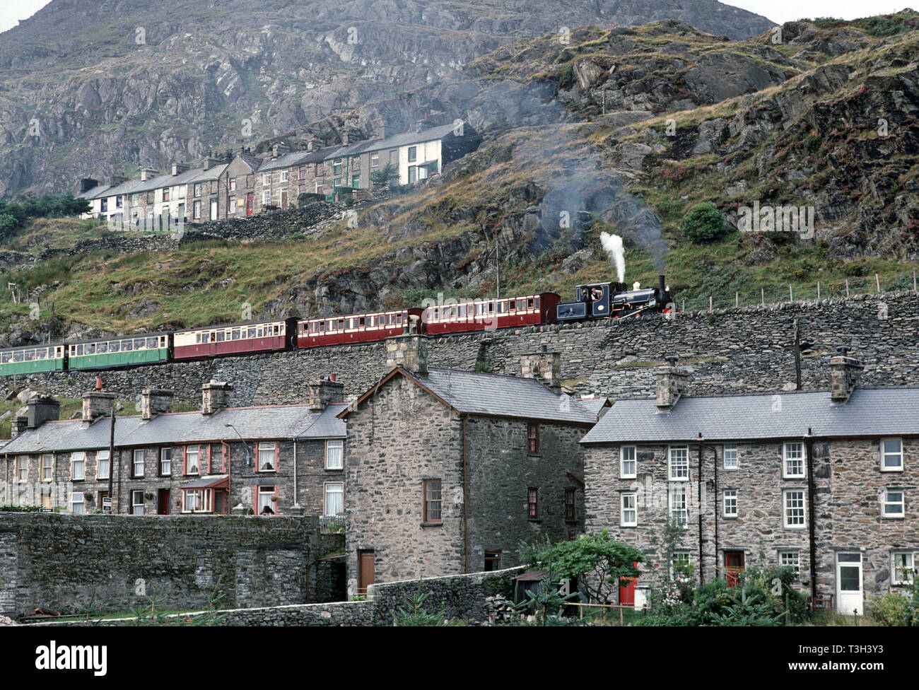 Locomotiva a vapore Linda di Ffestiniog Railway sul percorso di Blaneau Ffestiniog passando attraverso l'ardesia villaggi minerari, Gwynedd, il Galles del Nord Foto Stock