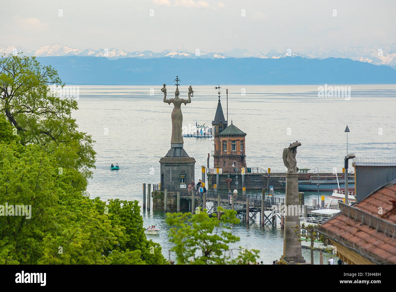 Vista sopra il faro e la statua di Imperia da Peter Lenk nel porto di Costanza sul Lago di Costanza, in Germania. Foto Stock