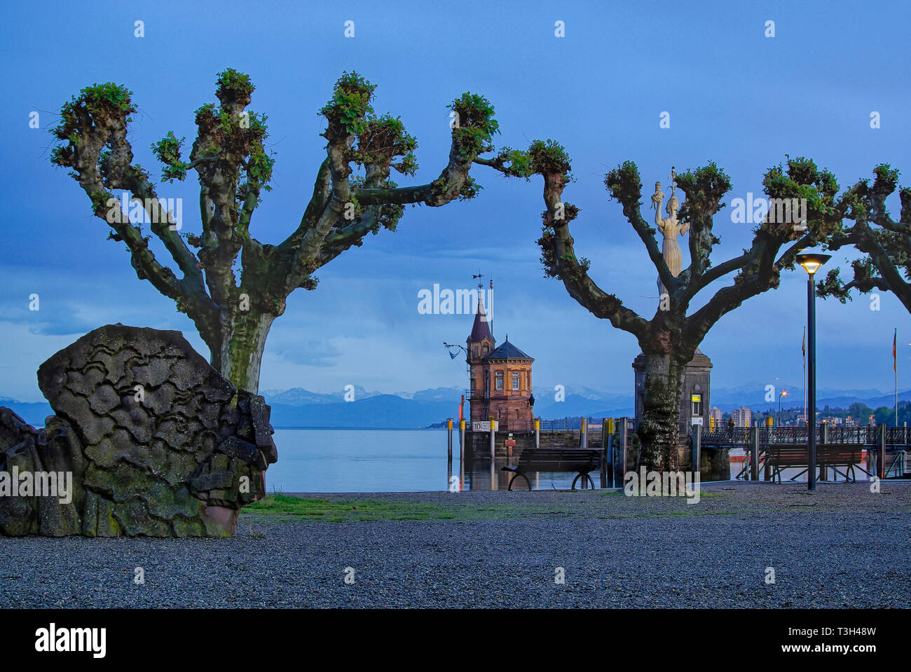 Faro e la statua di Imperia da Peter Lenk nel porto di Costanza) presso il lago di Costanza, Baden-Württemberg, Germania. Foto Stock