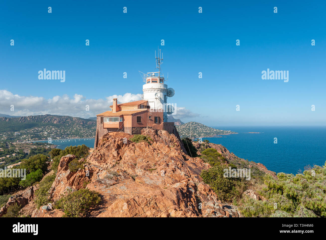 Faro di Cap du Dramont, Saint-Raphael, Var, Provence-Alpes-Côte d'Azur, in Francia, in Europa Foto Stock