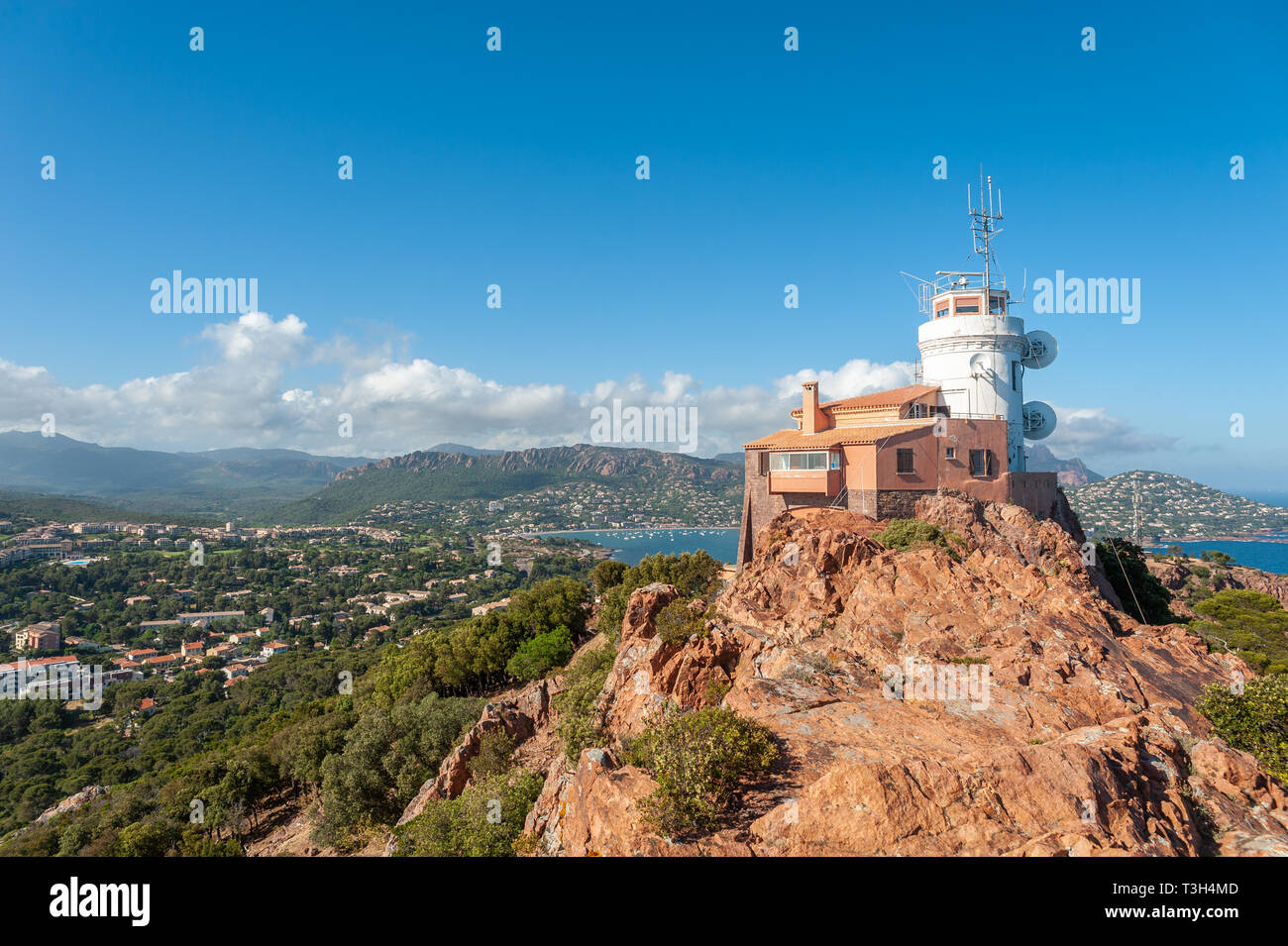 Faro di Cap du Dramont, Saint-Raphael, Var, Provence-Alpes-Côte d'Azur, in Francia, in Europa Foto Stock