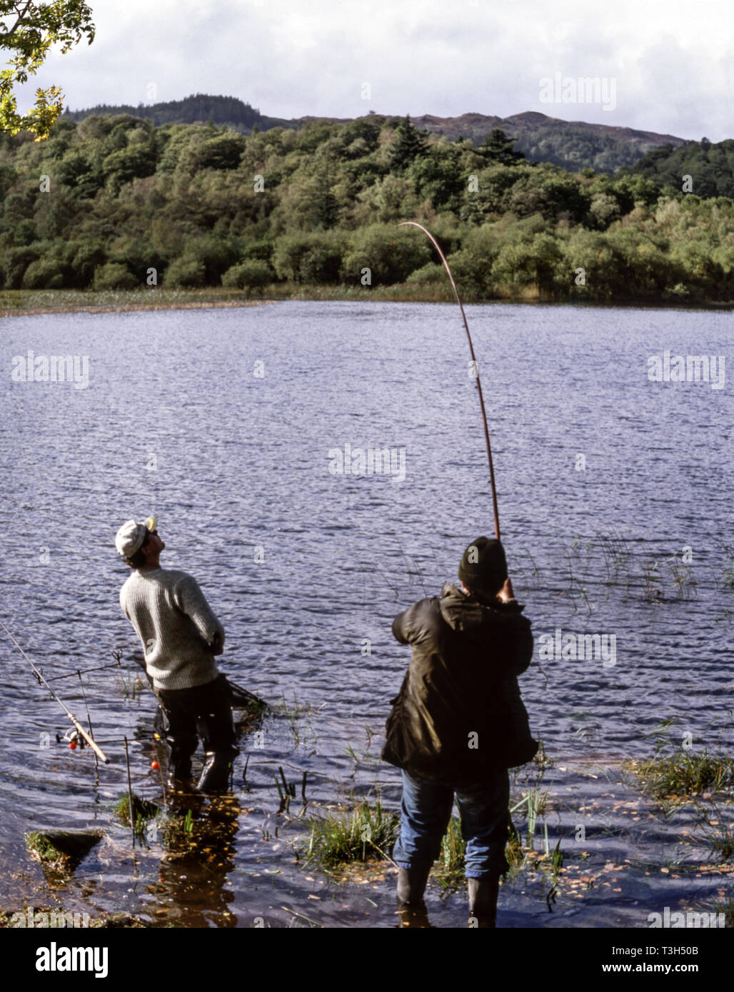 Due uomini per pesca luccio (Esox lucius) in acqua Rydal vicino a Ambleside. Il Lake District. Cumbria. Inghilterra Foto Stock