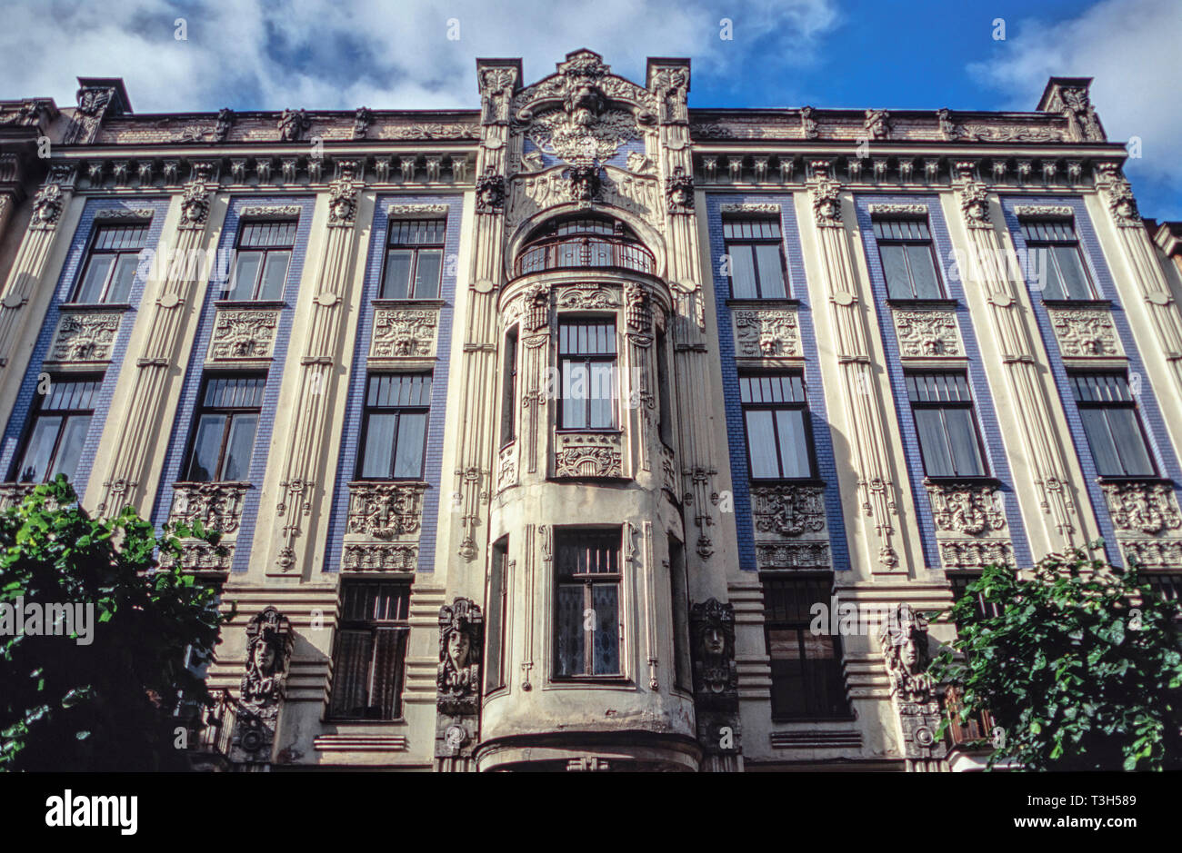 Facciata di stile art nouveau edificio di appartamenti in Alberta street (Alberta iela 8) dall'architetto Mikhail Eisenstein in Riga Foto Stock