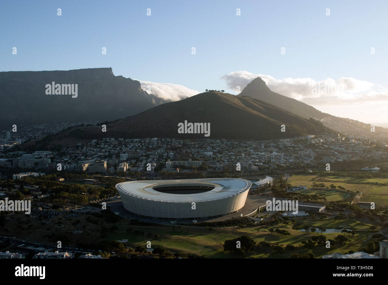 Ariel vista di Cape Town Greenpoint Stadium di Signal Hill in background. Foto Stock