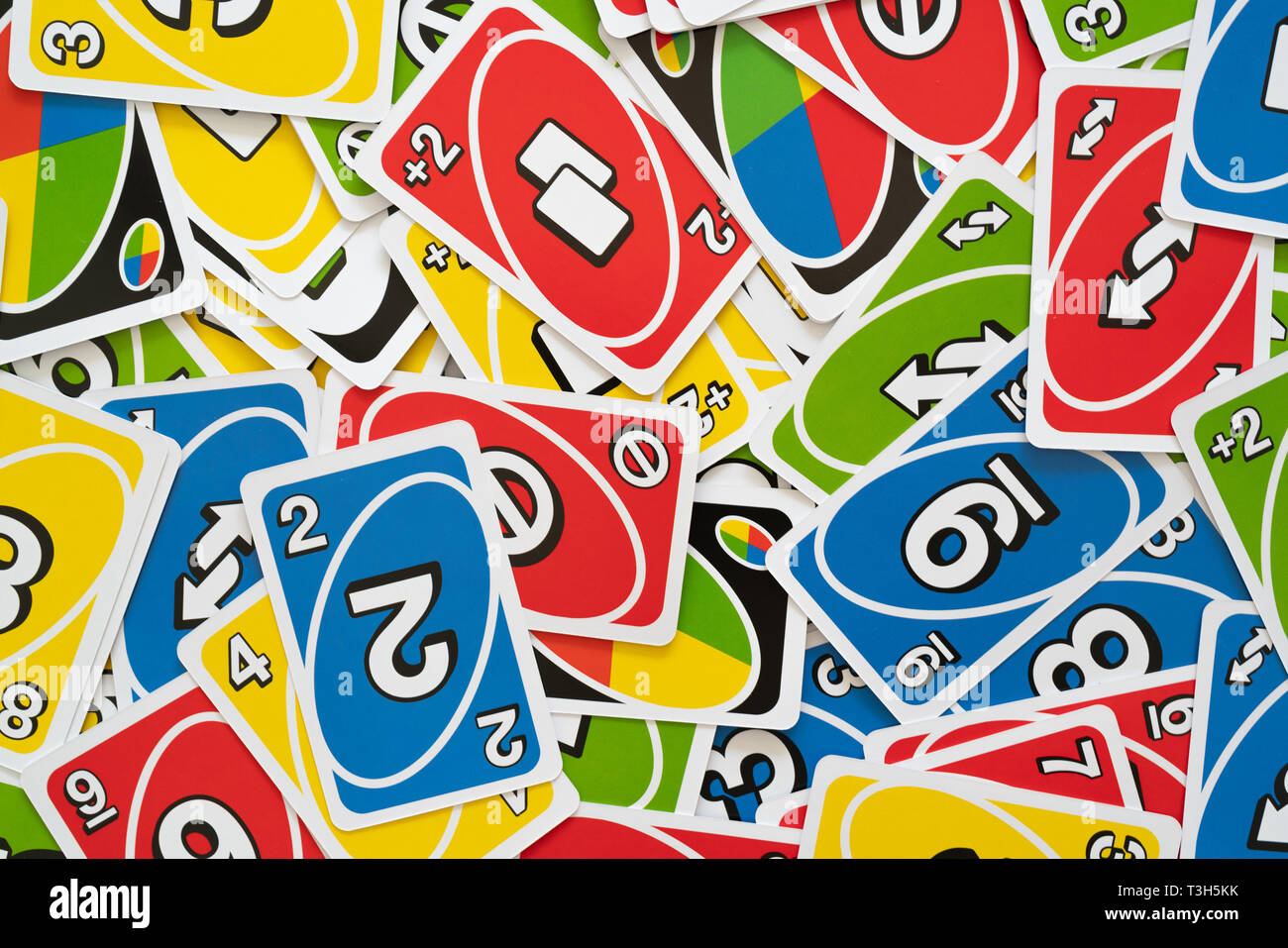 6 aprile 2019, Wuhan, Cina : Uno gioco di carte sparse per tutto il background del telaio Foto Stock