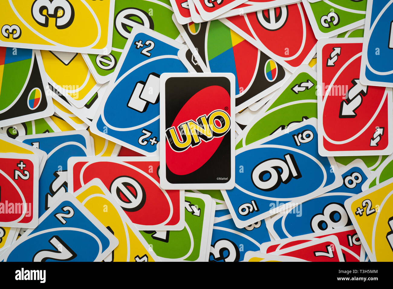 6 aprile 2019, Wuhan, Cina : Uno gioco di carte sparse per tutto il telaio e una carta che mostra il lato di retromarcia con il logo dell'Onu in medio Foto Stock