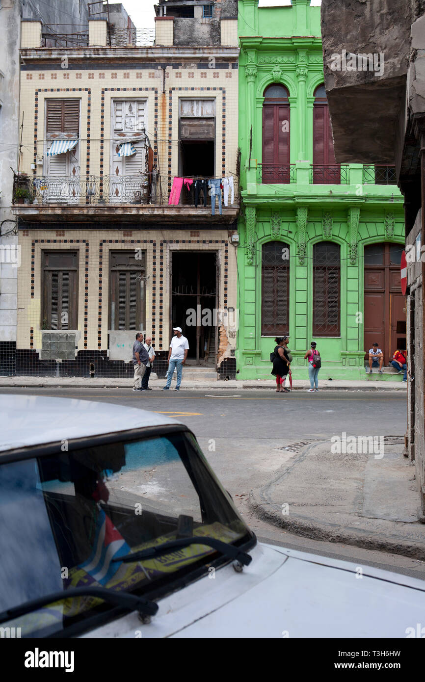 Scena di strada in Havana Cuba con la vecchia auto americane, Foto Stock