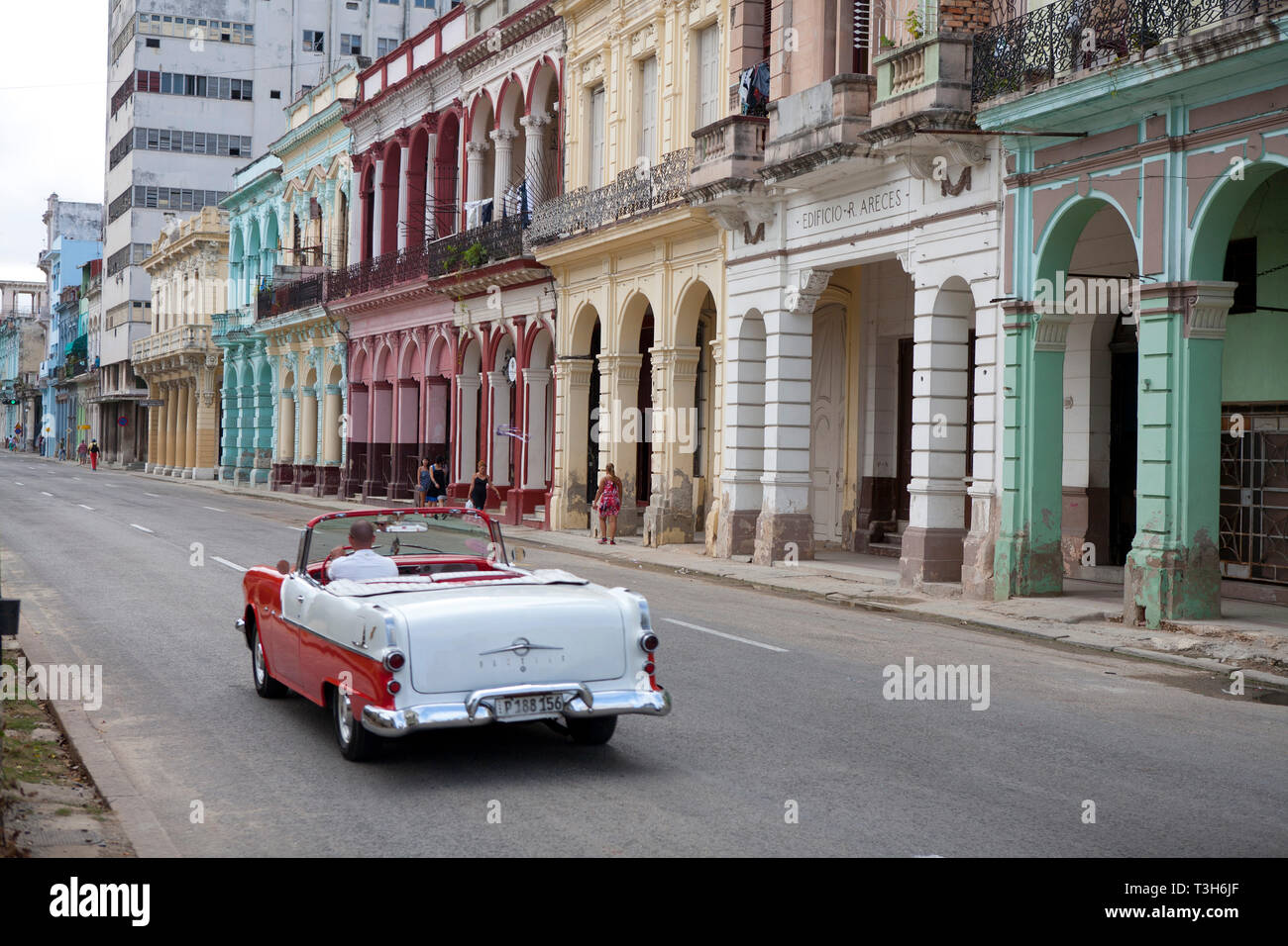 Paseo del Prado, a l'Avana Cuba. Con i suoi colorati edifici a portici costruito nel tardo XIX secolo Foto Stock