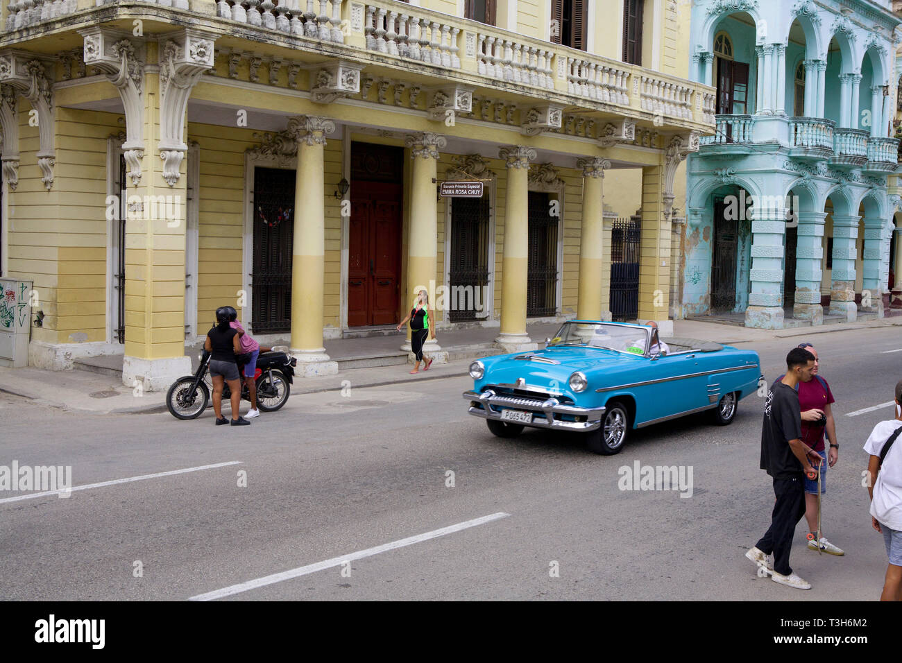 Paseo del Prado, a l'Avana Cuba. Con i suoi colorati edifici a portici costruito nel tardo XIX secolo Foto Stock