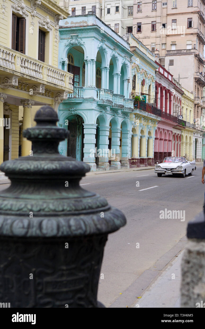 Paseo del Prado, a l'Avana Cuba. Con i suoi colorati edifici a portici costruito nel tardo XIX secolo Foto Stock