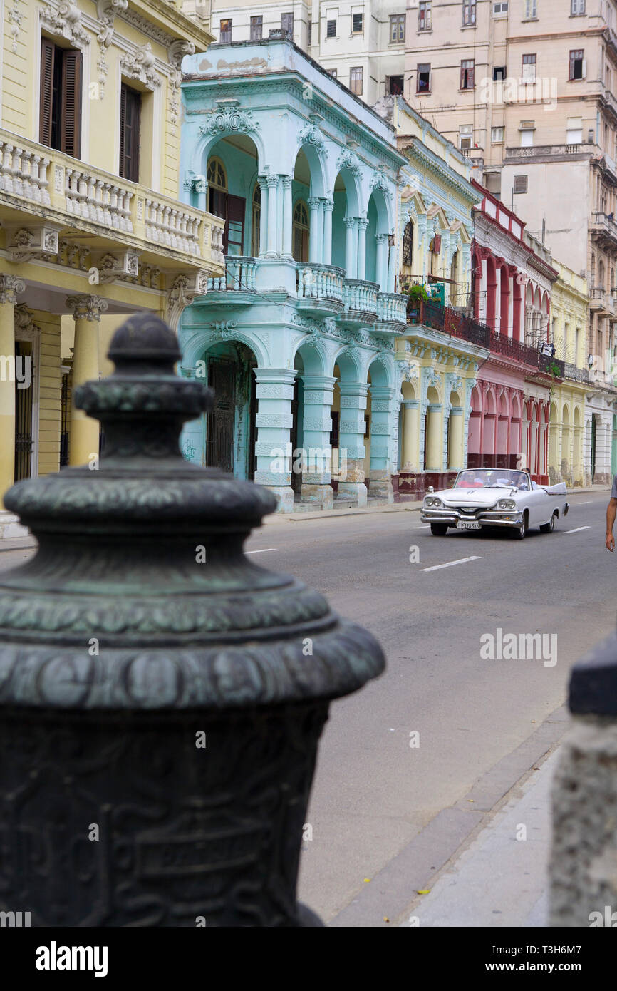 Paseo del Prado, a l'Avana Cuba. Con i suoi colorati edifici a portici costruito nel tardo XIX secolo Foto Stock