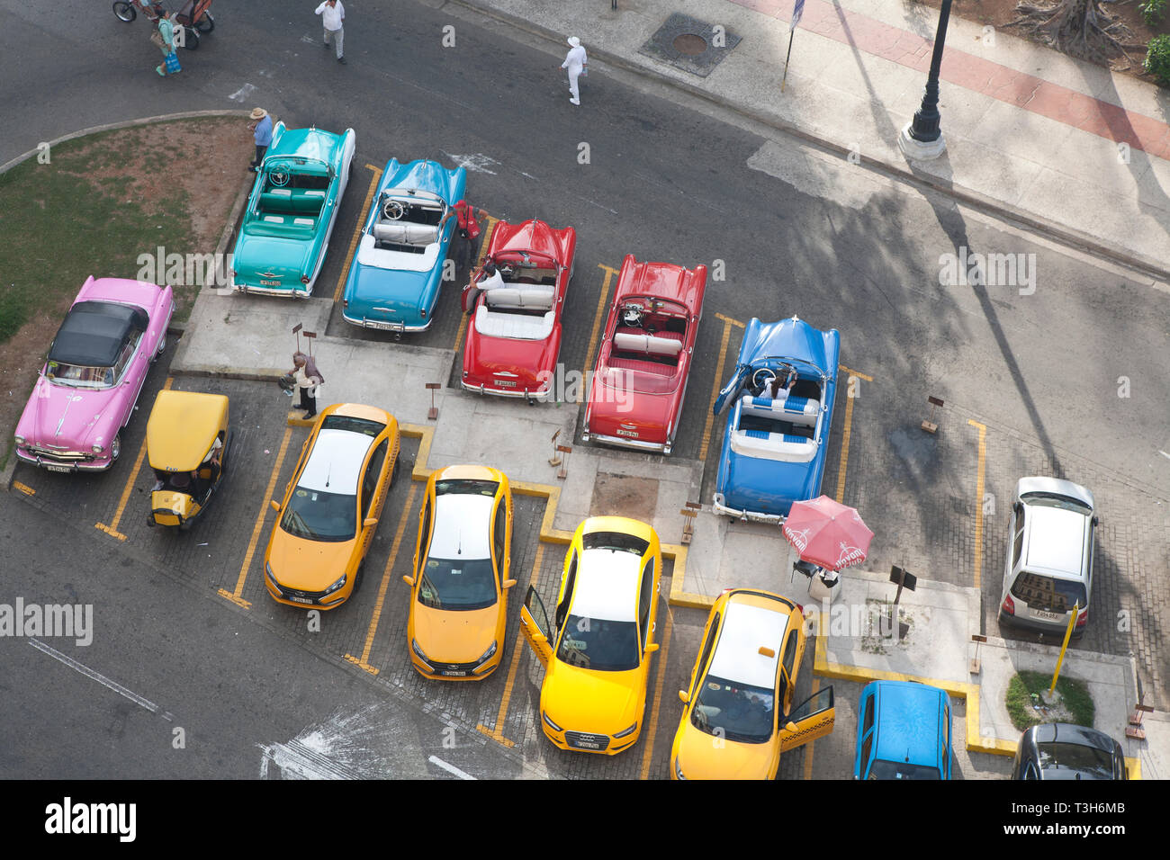 Guardando verso il basso sulla vivacemente colorato auto parcheggiate in strada di Havana Cuba Foto Stock