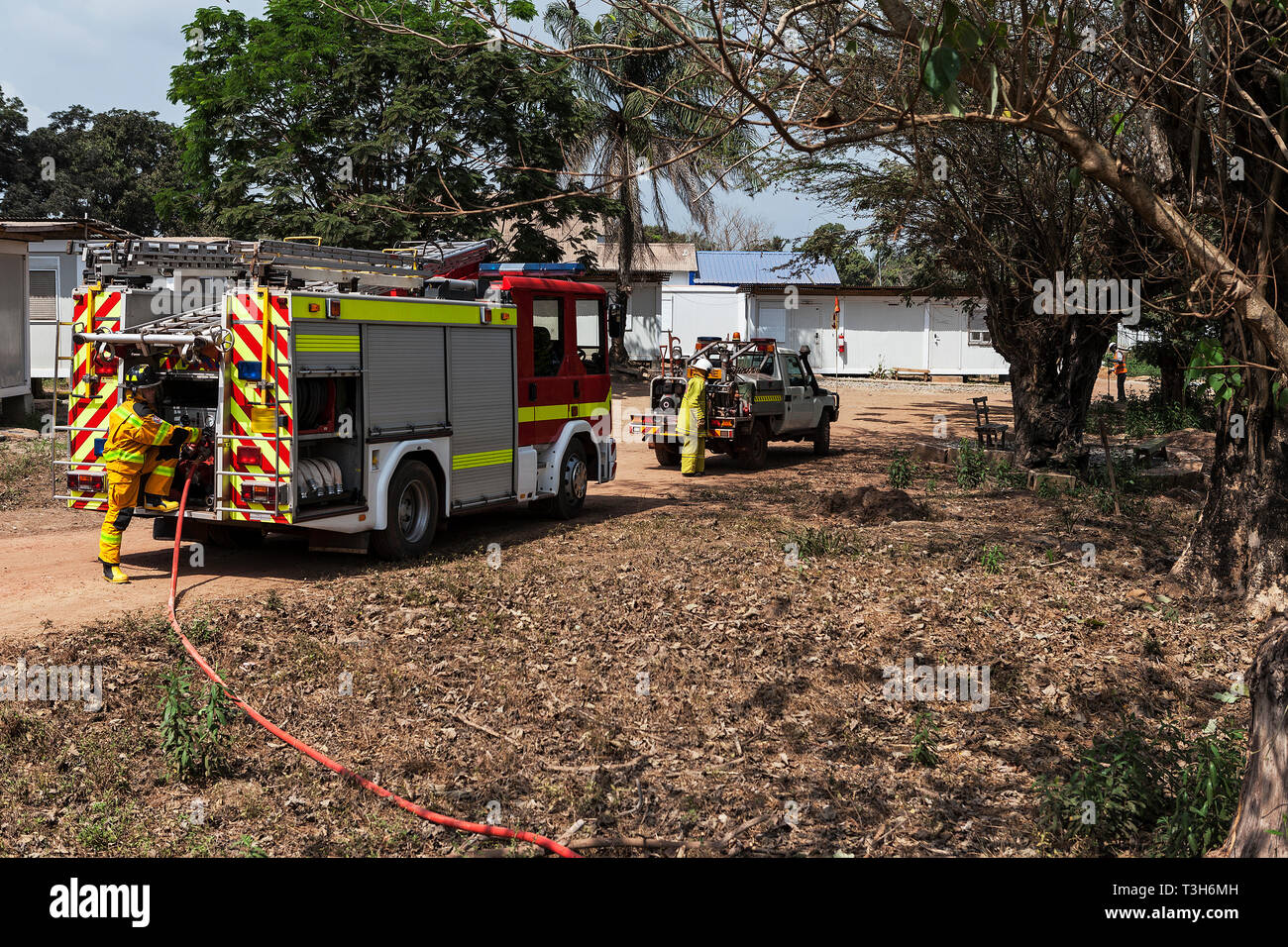 I vigili del fuoco nel team di risposta alle emergenze Preparare gara di fuoco per la formazione di lotta antincendio utilizzando fire si rompe tra boschi e alle comunità locali Foto Stock