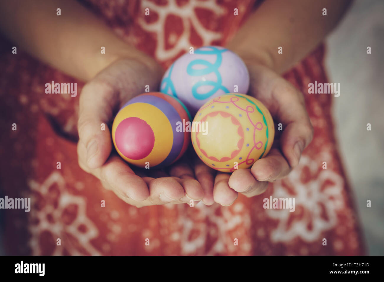 Donne mani tenendo le uova di pasqua di colore verniciato a portata di mano Foto Stock
