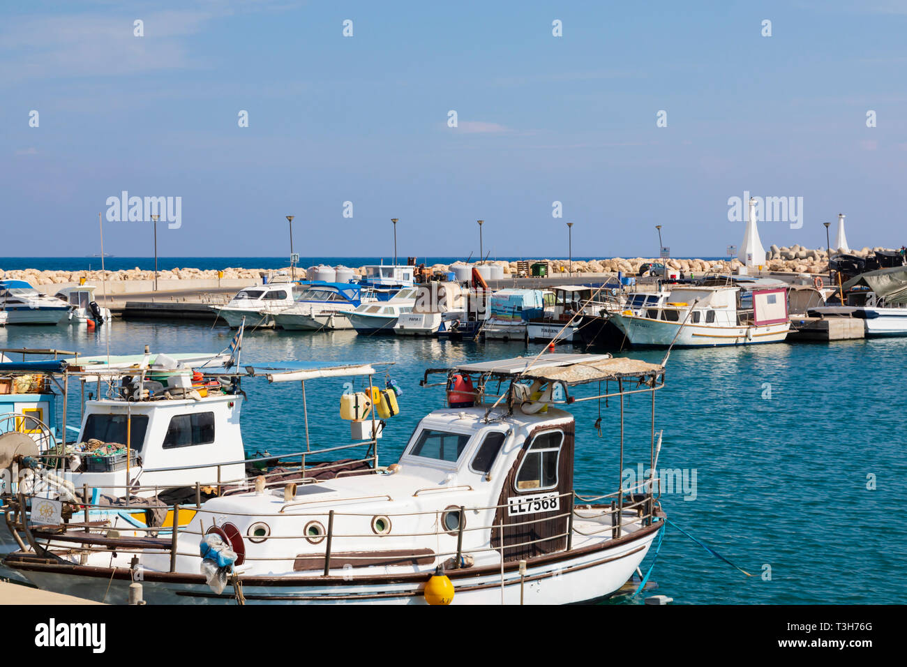 Cipriote tradizionali barche da pesca ormeggiate nel porto di Zygi, Cipro Ottobre 2018 Foto Stock