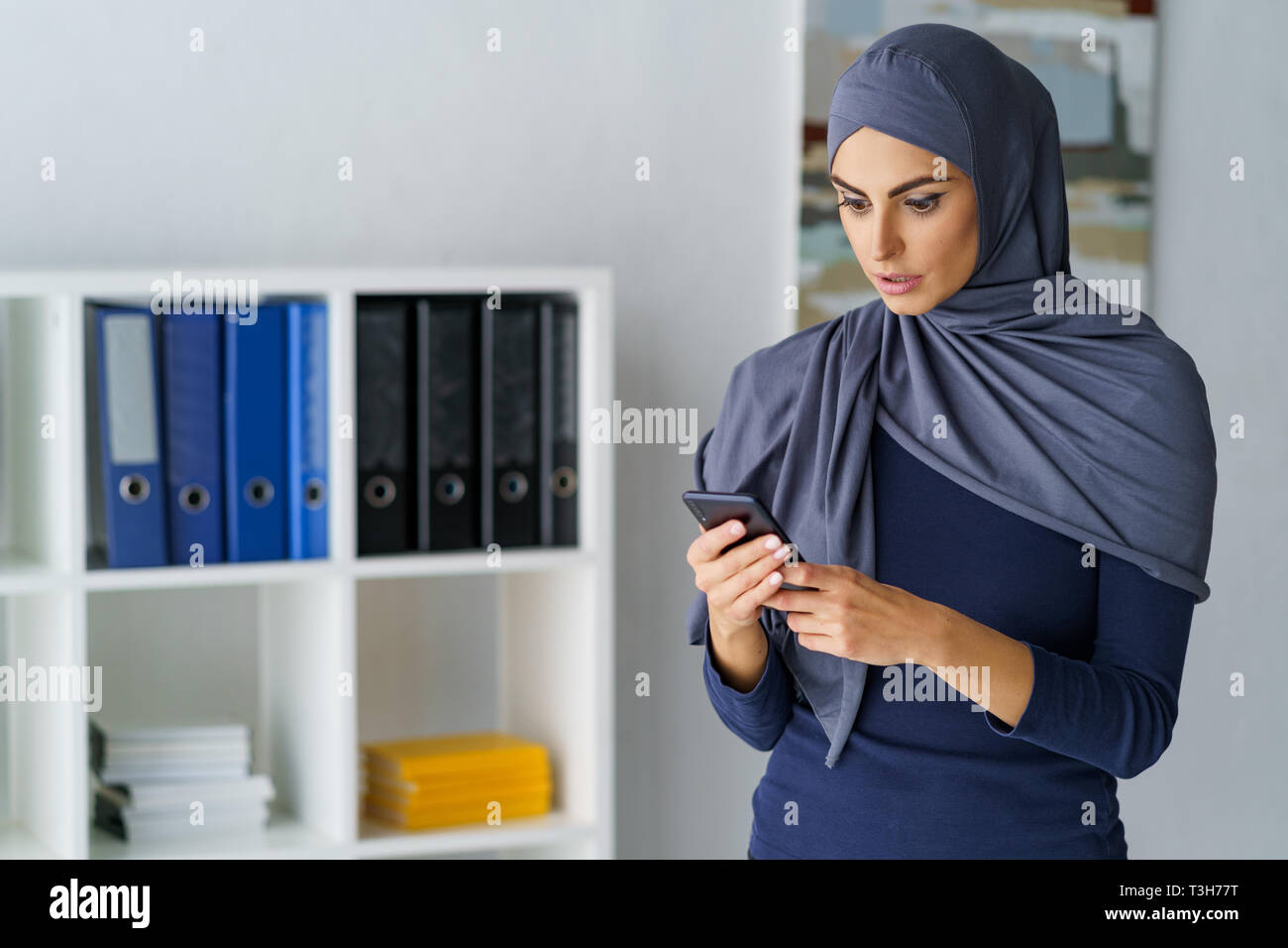 Sorpreso donna musulmana guarda Foto Stock