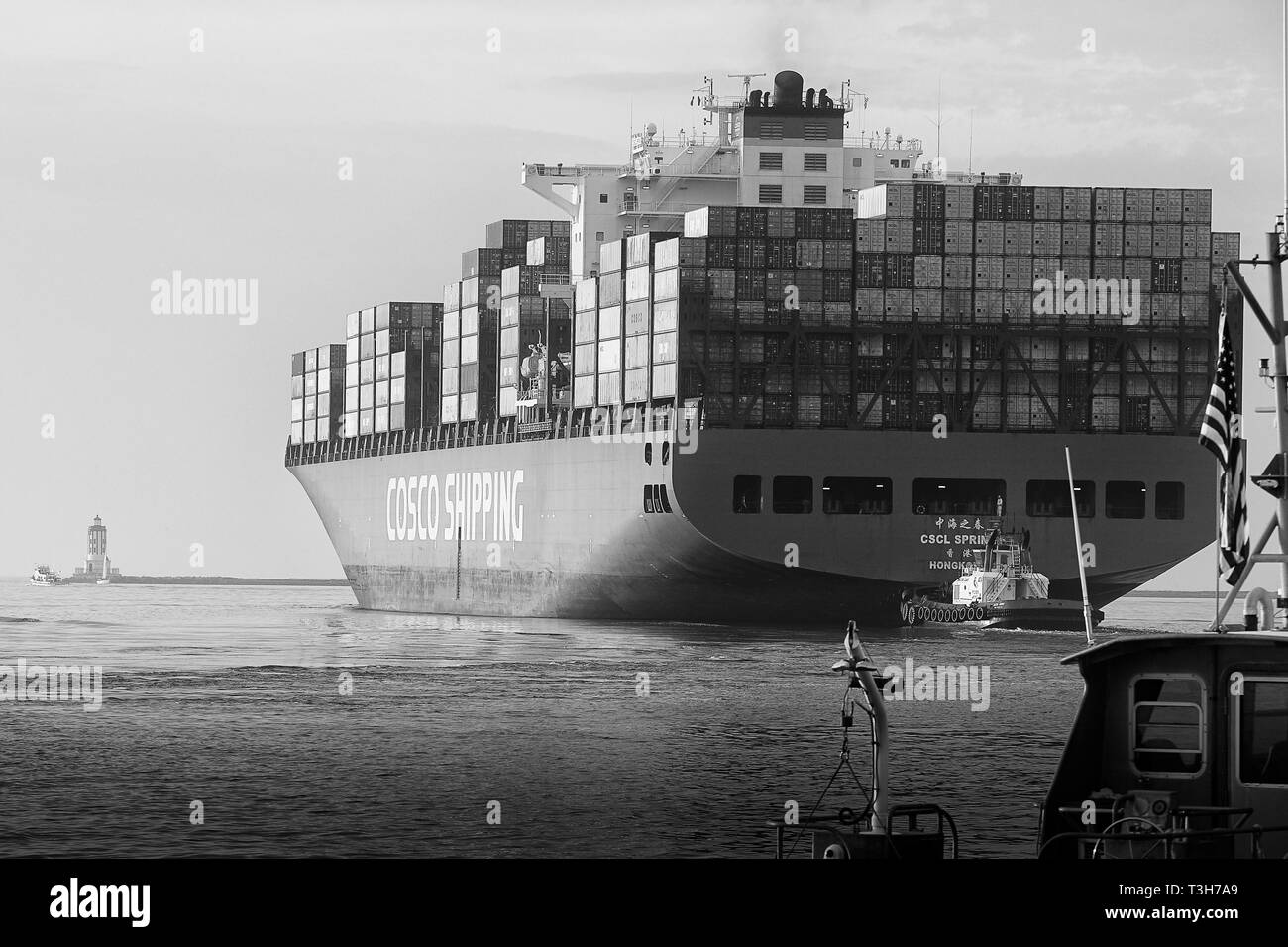 Black and White Stern Vista della nave container, CSCL SPRING, mentre lascia il porto di Los Angeles, il faro Angels Gate. California Foto Stock