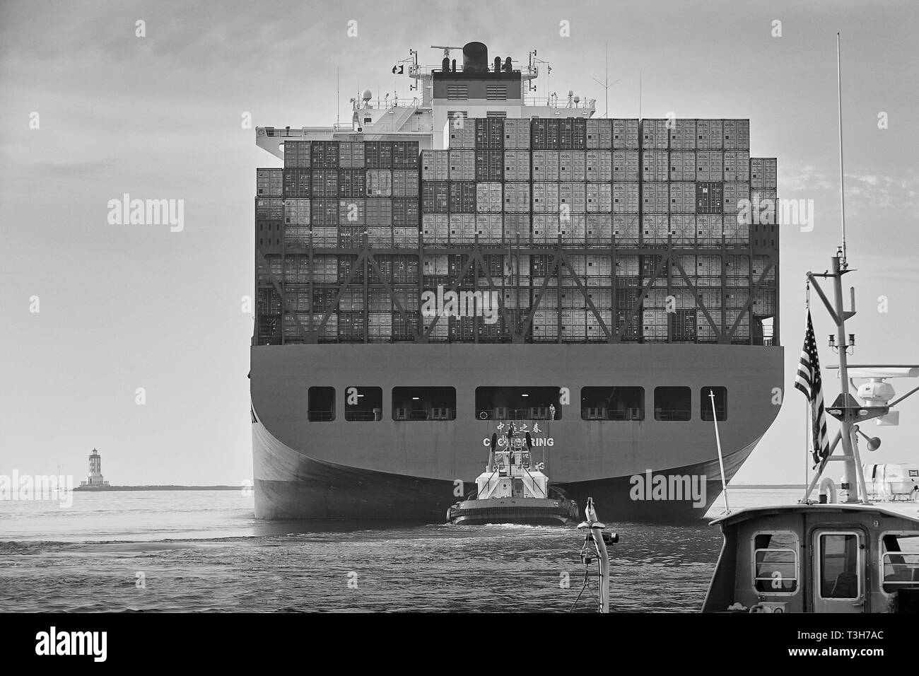 Primo piano Black and White Stern Vista della nave container, CSCL SPRING, lasciando il porto di Los Angeles, il faro Angels Gate davanti Foto Stock