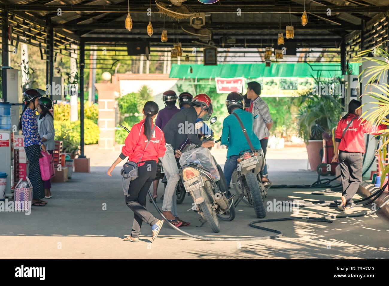 BAGAN-Myanmar, Gennaio 21, 2019 : popoli non identificato su motocicli in attesa in linea per fare rifornimento alla stazione di gas su gennaio 21,2019 a Bagan, Myanmar. Foto Stock