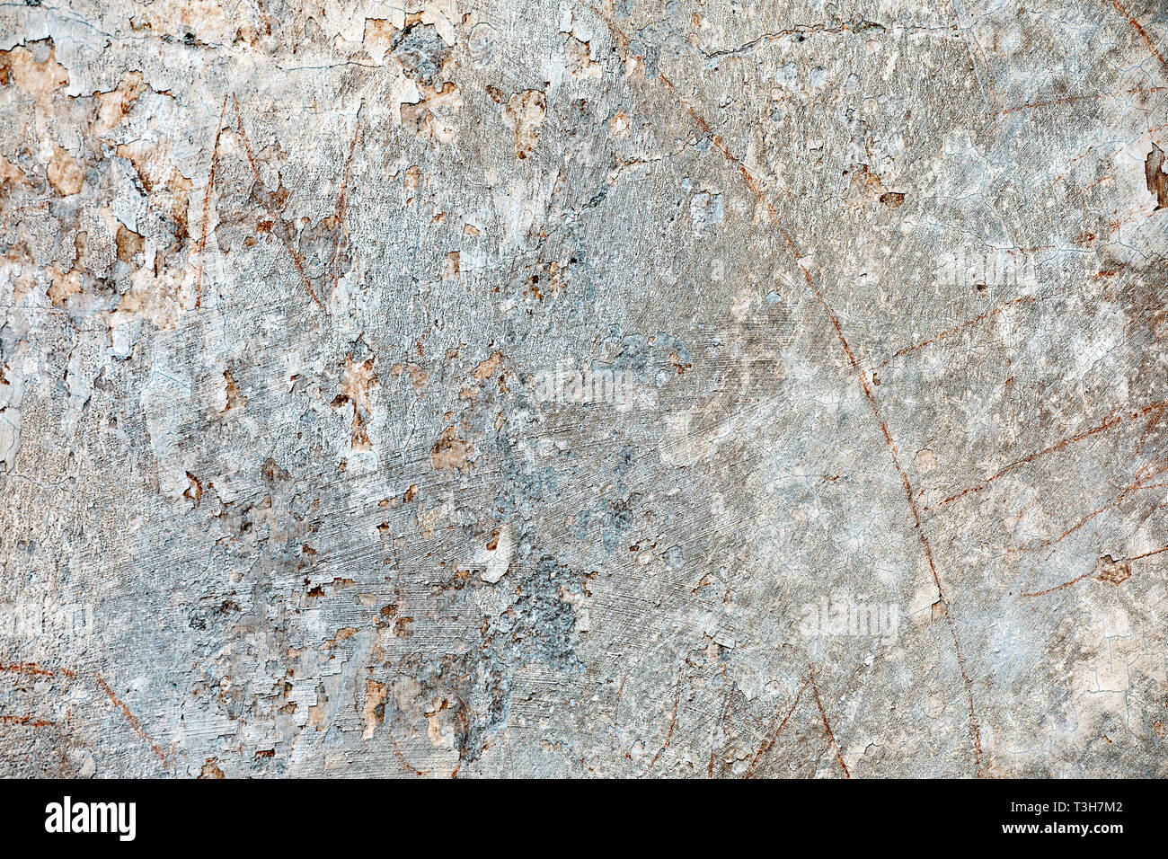Vicino la superficie testurizzata del calcestruzzo stagionato parete in cemento con crepe sullo sfondo per uso in background Foto Stock