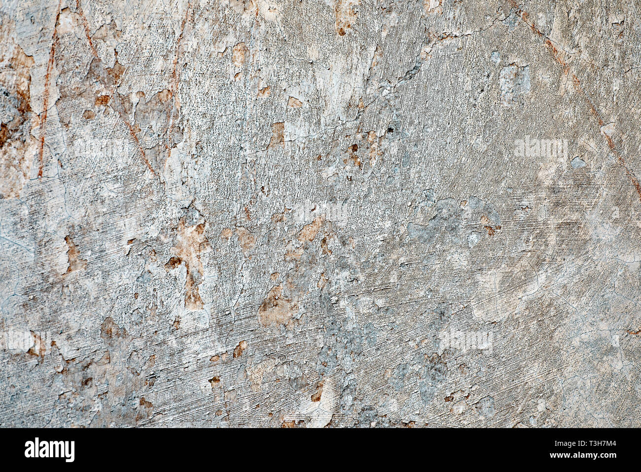 Vicino la superficie testurizzata del calcestruzzo stagionato parete in cemento con crepe sullo sfondo per uso in background Foto Stock