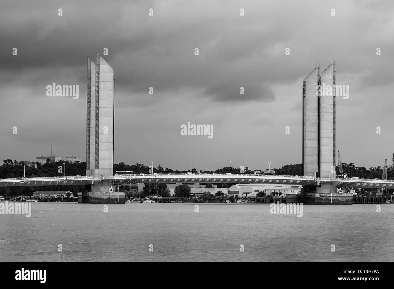 Il Pont Jacques Chaban Delmas Bridge, Bordeaux, Francia. Una vista del ponte da una barca sul fiume Garonne Foto Stock