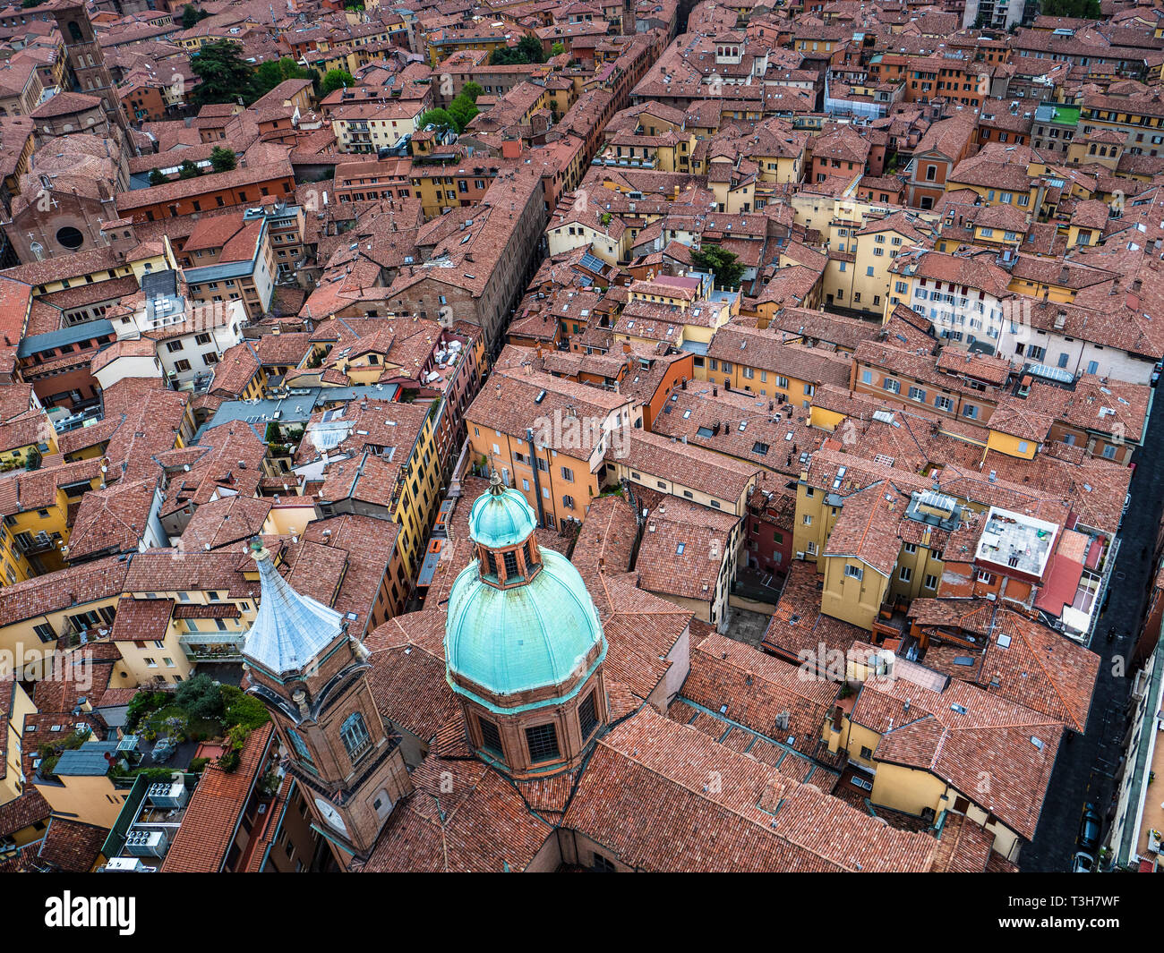 Paesaggio urbano di Bologna - i tetti rossi del centro medievale della città di Bologna in Italia. Foto Stock