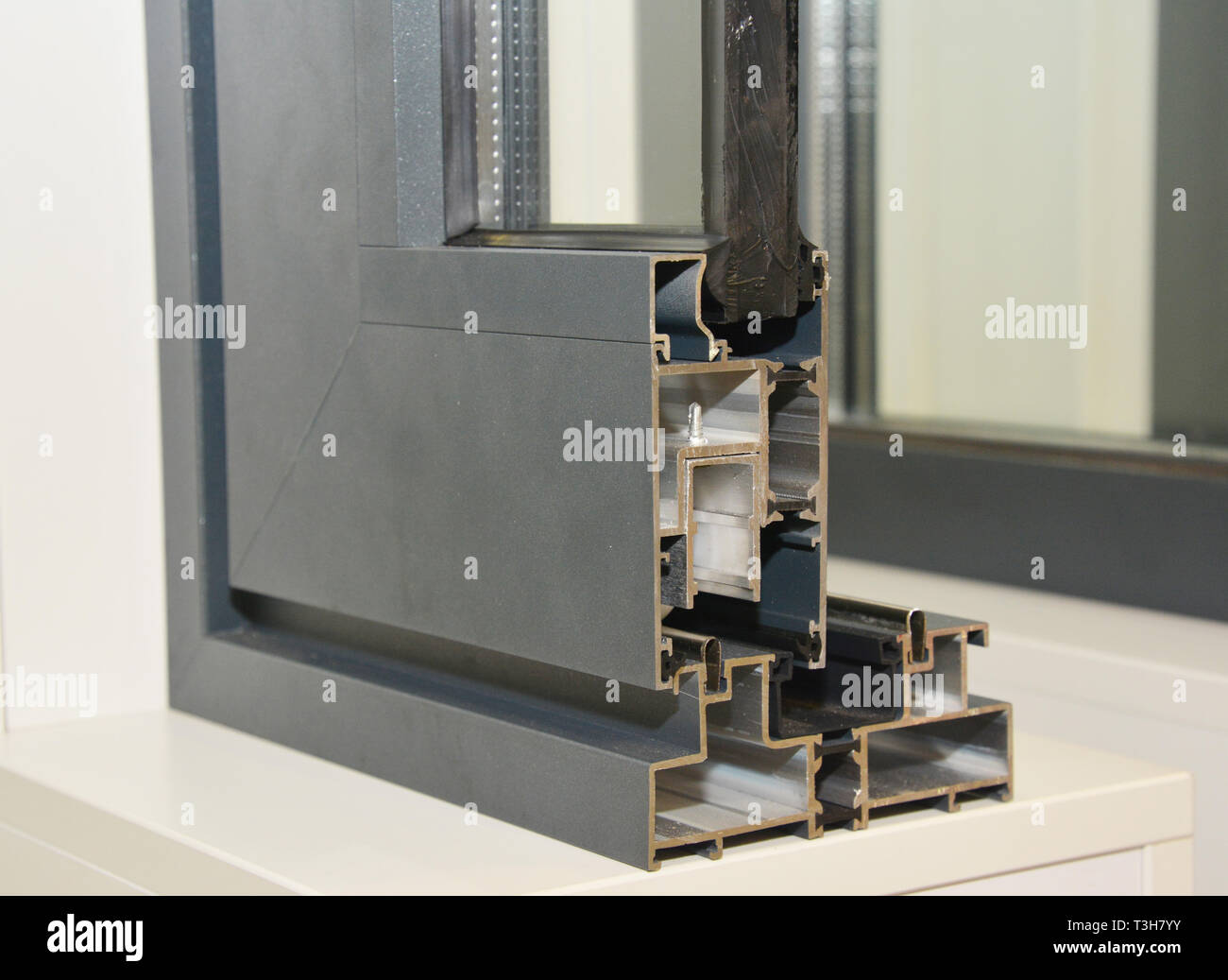 Finestra in alluminio profilo di telaio. L'energia efficiente di Windows sezione trasversale. Tre vetri trasparenti. Foto Stock