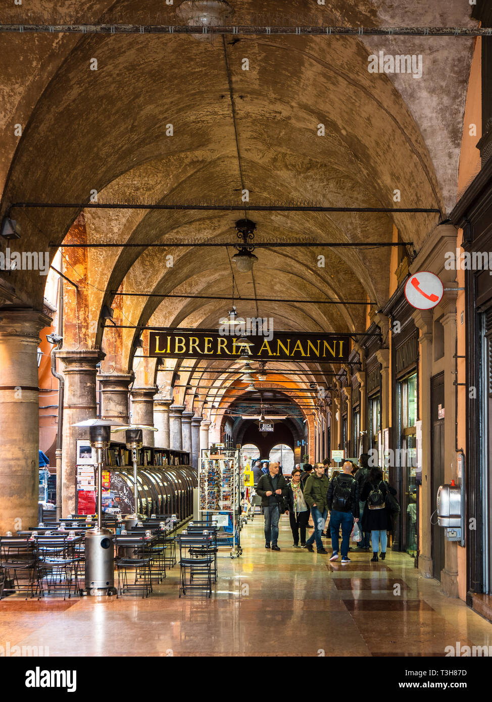 Galleria Cavour una galleria commerciale nel centro medioevale di Bologna con il bookshop Libreria Nanni Foto Stock