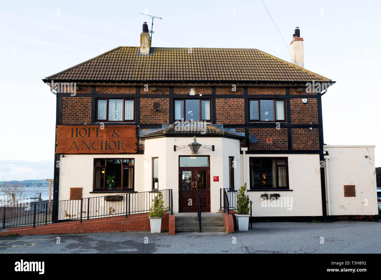 La facciata della speranza e il dispositivo di ancoraggio in Sud Ferriby, Lincolnshire. Il pub serve piatti della cucina moderna e dispone di 5 camere. Foto Stock