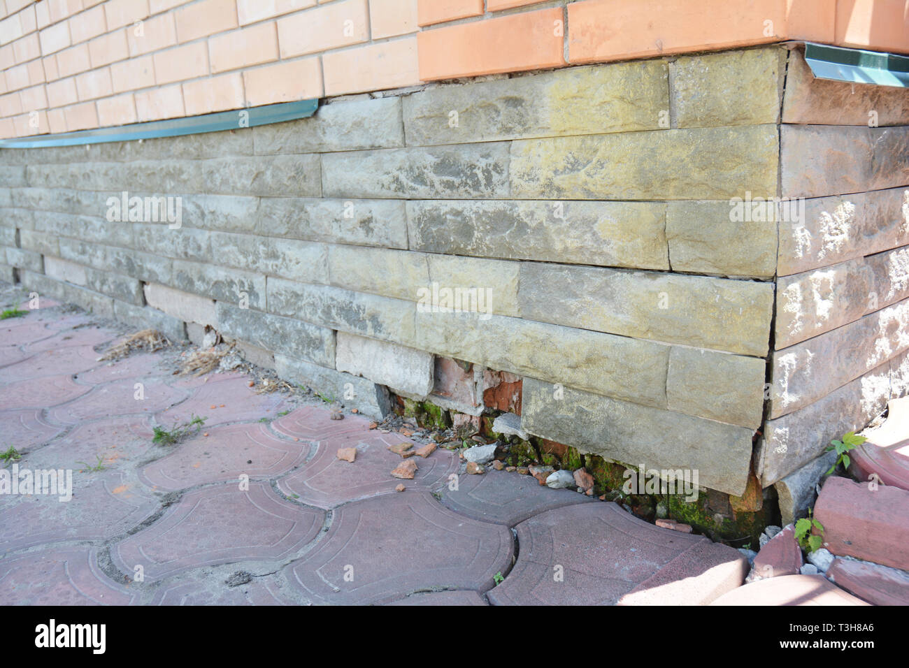 Casa muro di fondazione riparazione danni. Casa di riparazione danneggiato Foundation, fondazione crepe. Foto Stock