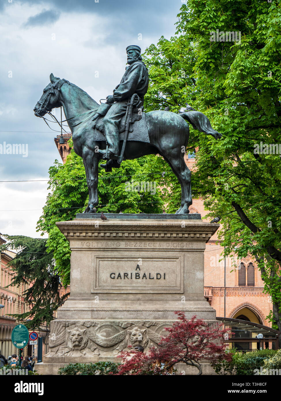 Monumento a Garibaldi a Bologna in Via dell'indipendenza di fronte all'Arena del Sole. La statua in bronzo di Arnaldo Zocchi fu inaugurato nel 1900. Foto Stock