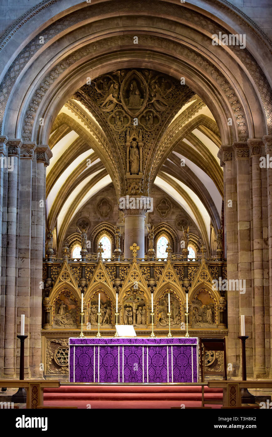 Il Reredos consiste di cinque scomparti a baldacchino con elaborati sculture raffiguranti la Passione del Signore, Cattedrale di Hereford, England, Regno Unito, Europa. Foto Stock