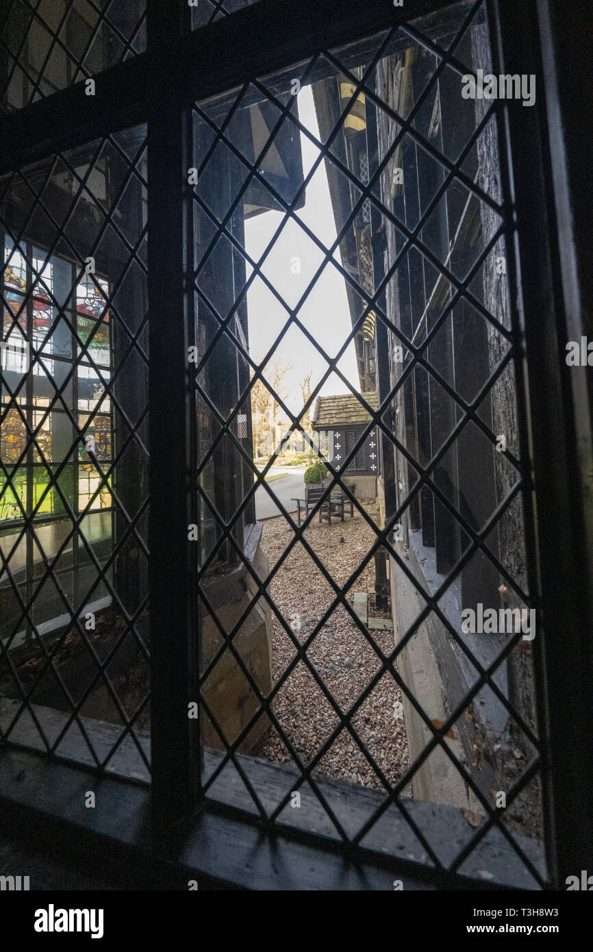 Una vista dell'ingresso del Samlesbury hall da una finestra all'interno dell'edificio Foto Stock