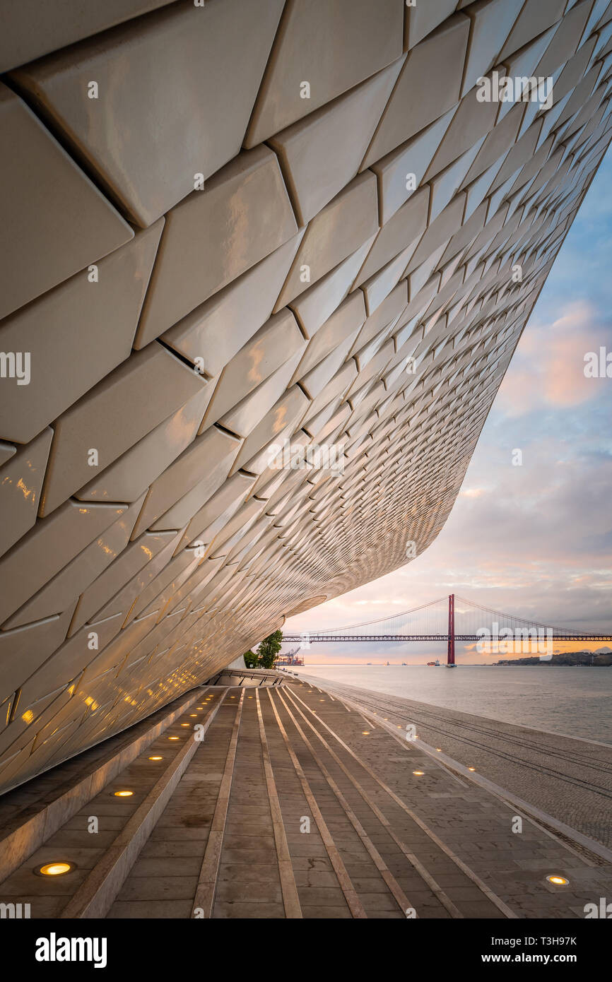 MAAT - Museu de Arte, Arquitectura e Tecnologia, Lisboa, Portogallo. Vistas para un Ponte 25 de Abril e Rio Tejo. Foto Stock