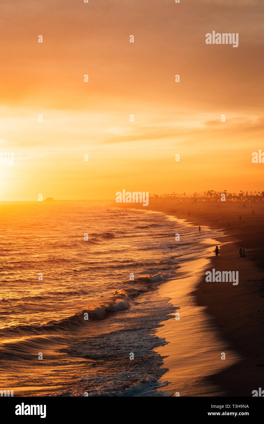 Vivace tramonto sulla spiaggia dalla balboa Pier, in Newport Beach, Orange County, California Foto Stock