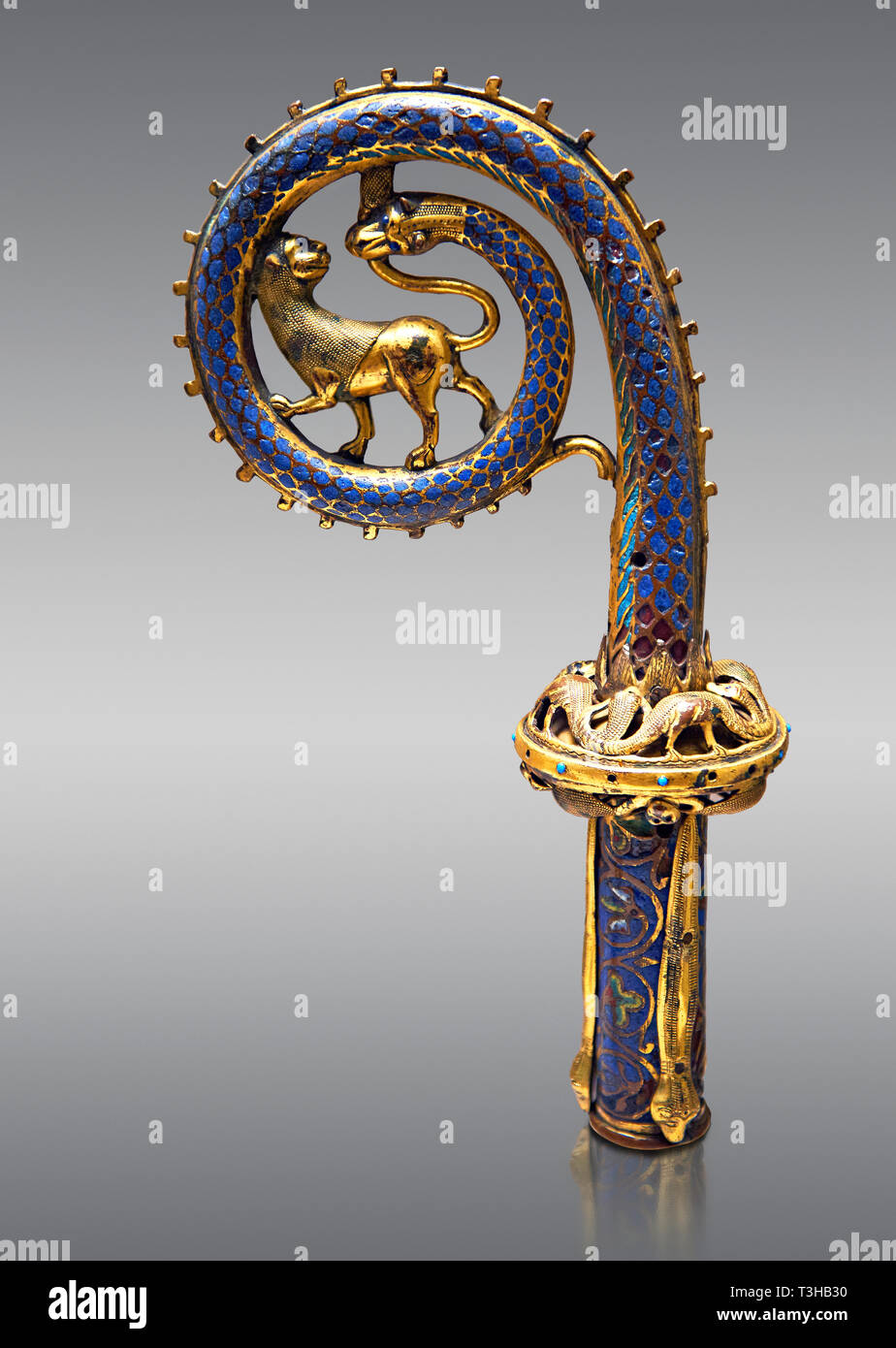 Medievale crosier smaltato con un leone e serpente, circa del XII secolo da Limoges, smalto su oro. Annuncio. Inv OA 7287, il museo del Louvre di Parigi. Foto Stock