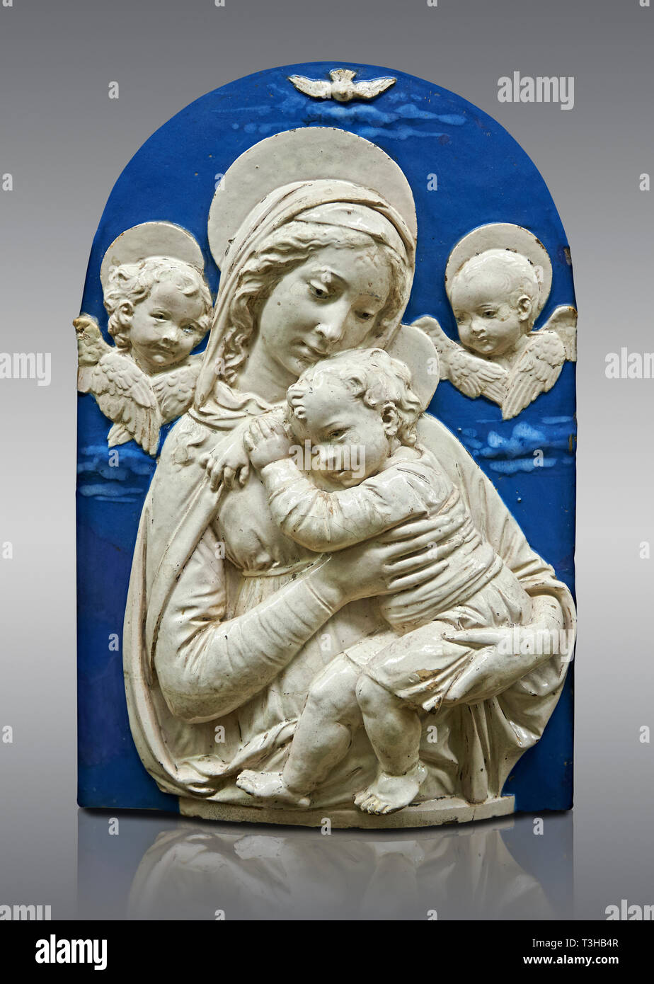 Terracotta smaltata pannello di rilievo della Vergine con il Bambino e i due putti una copia della Madonna de l'Impuuneta" di Luca della Robbia, Firenze 1399- Foto Stock