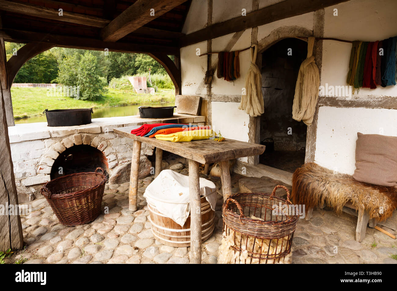La casa medioevale con materiali di tessuto e di filati nel Medioevo Centro sperimentale il museo vivente di storia in Sundby Lolland, Danimarca. Foto Stock
