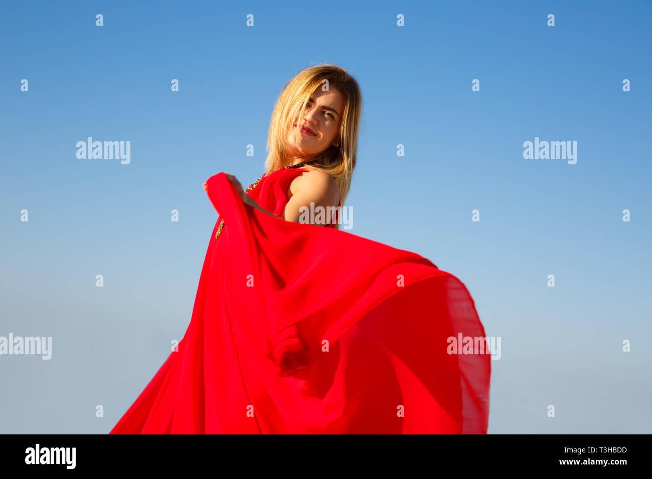 La donna in abito rosso con collana chiudere l'immagine. Foto Stock