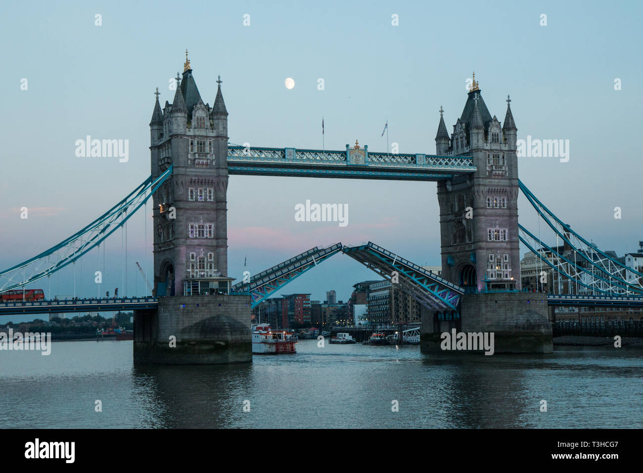 Il Tower Bridge di notte Foto Stock