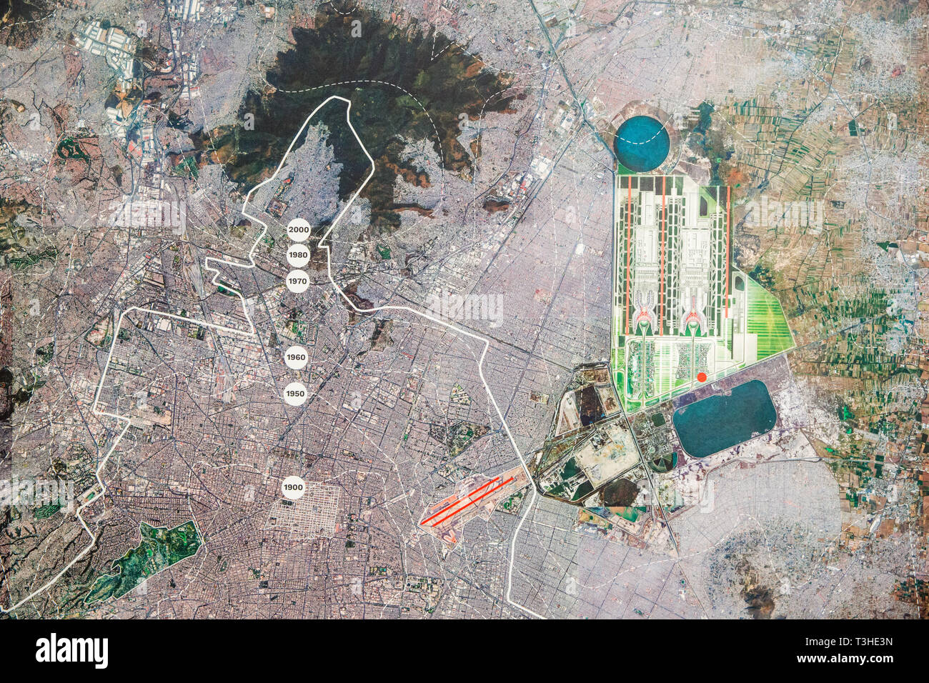 Una mappa di entrambi il nuovo Aeroporto Internazionale di Città del Messico (NAICM) progetto e l'attuale Città del Messico Benito Juarez Aeroporto, in progetti sede a Texcoco, Messico, Venerdì, 13 aprile 2018. In messico il neo eletto presidente Andreas Manuel Lopez Obrador ha annullato questo progetto nell'autunno del 2018, mentre era al centro della costruzione. L'aeroporto è stato impostato per sostituire l'invecchiamento Benito Juarez Aeroporto Internazionale. Foto Stock