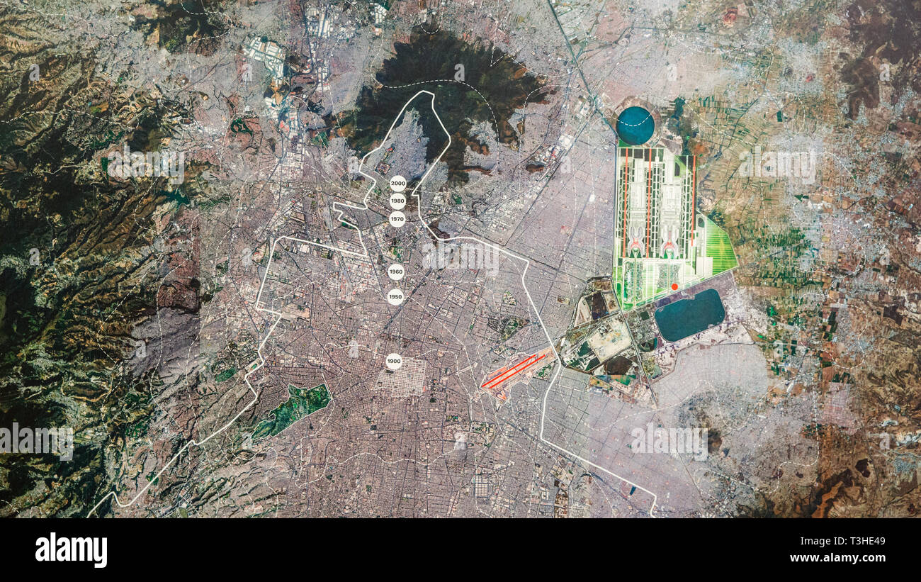 Una mappa di entrambi il nuovo Aeroporto Internazionale di Città del Messico (NAICM) progetto e l'attuale Città del Messico Benito Juarez Aeroporto, in progetti sede a Texcoco, Messico, Venerdì, 13 aprile 2018. In messico il neo eletto presidente Andreas Manuel Lopez Obrador ha annullato questo progetto nell'autunno del 2018, mentre era al centro della costruzione. L'aeroporto è stato impostato per sostituire l'invecchiamento Benito Juarez Aeroporto Internazionale. Foto Stock