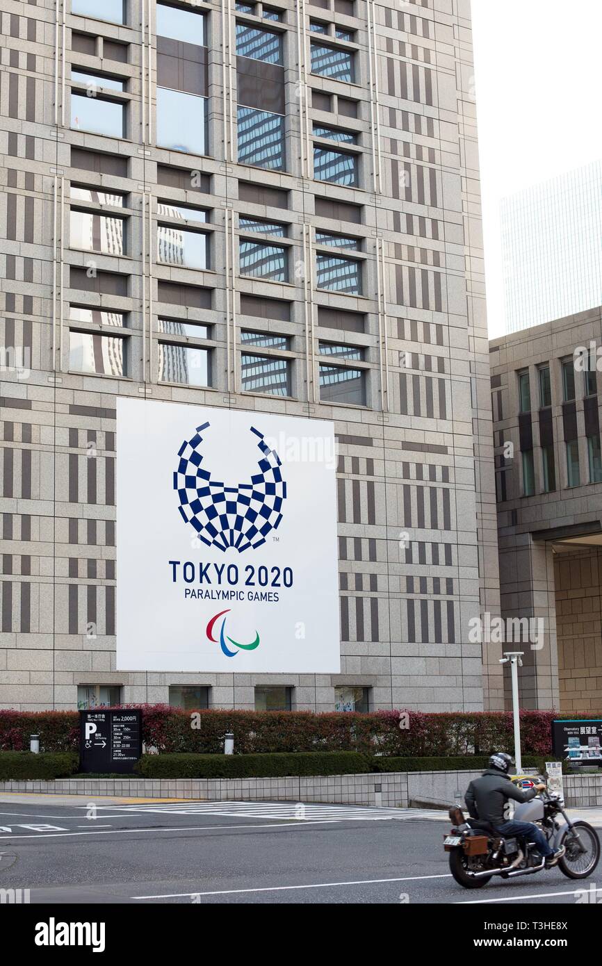 Un banner per il 2020 giochi paralimpici sospesi dal Governo Metropolitano di Tokyo edificio a Tokyo in Giappone. Foto Stock