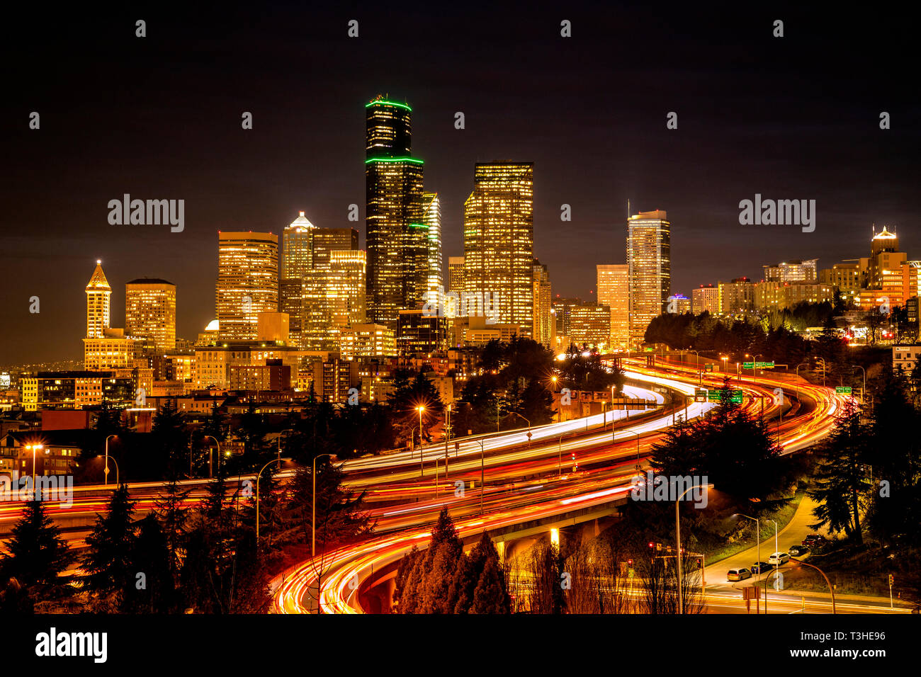 WA17079-00...WASHINGTON - la città di Seattle e Interstate 5 di notte viewsd dal Dott. Jose Rizal Park. Foto Stock