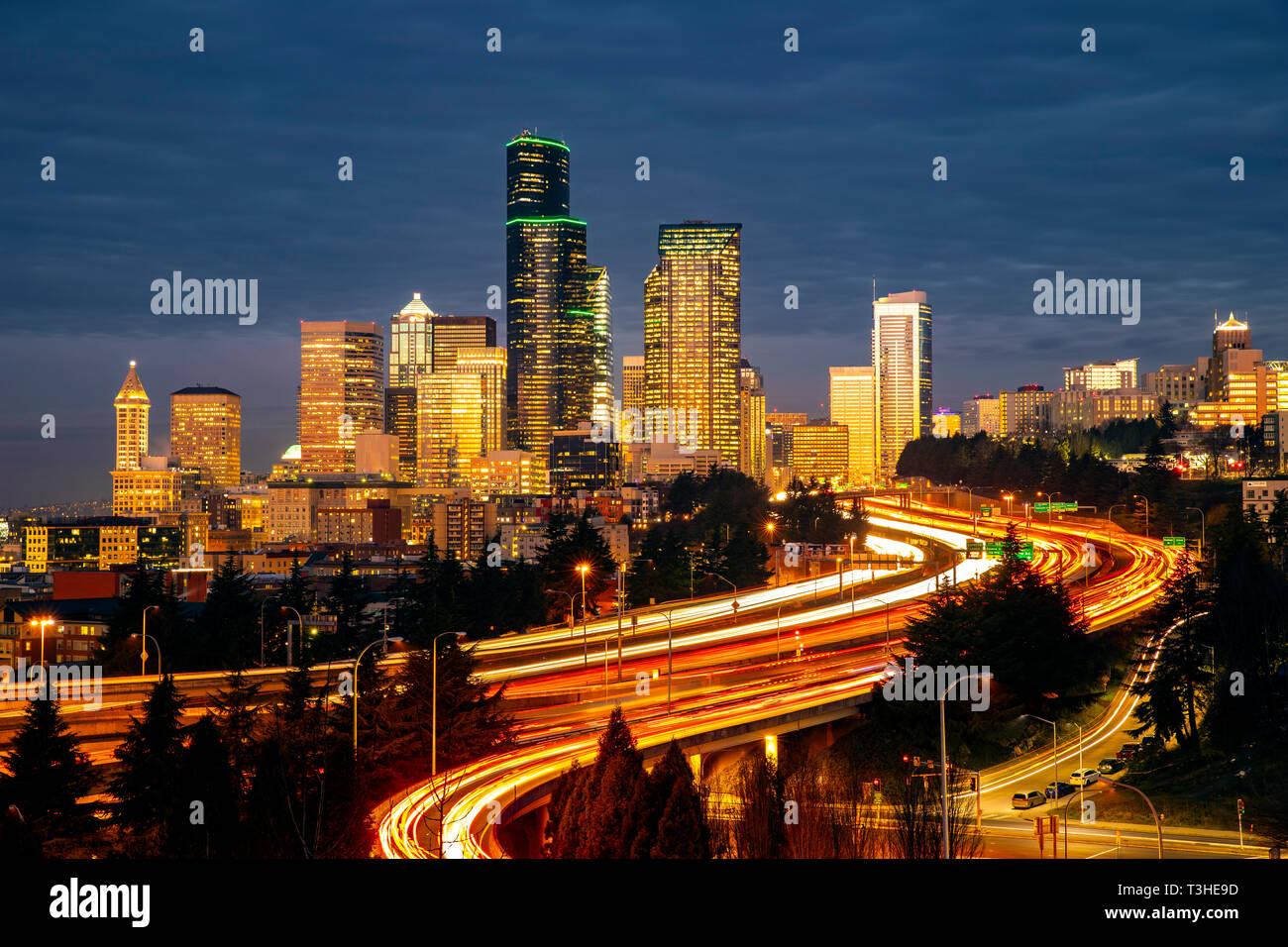 WA17080-00...WASHINGTON - la città di Seattle e Interstate 5 di notte viewsd dal Dott. Jose Rizal Park. Foto Stock
