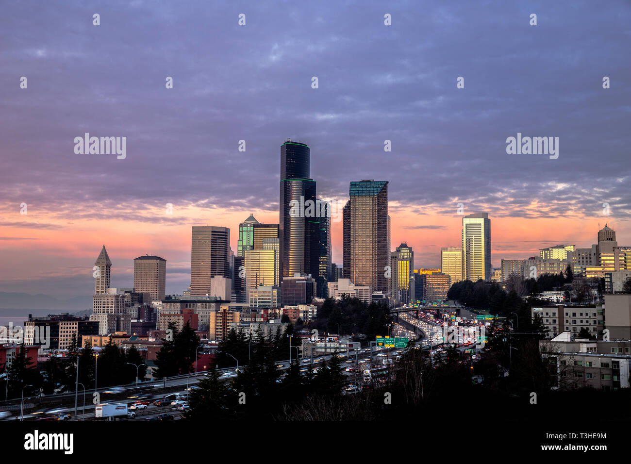 WA17082-00...WASHINGTON - la città di Seattle e Interstate 5 a sunrise viewsd dal Dott. Jose Rizal ponte sulla 12 Avenue South. Foto Stock