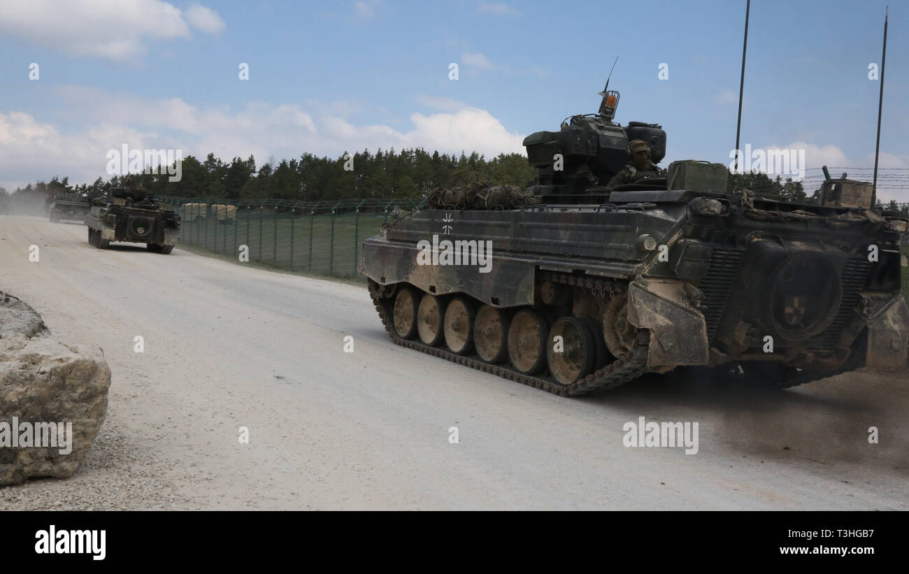 I soldati tedeschi la loro manovra Marder A3 fanteria veicoli da combattimento durante l'esercizio Allied spirito X in Hohenfels, Germania, Aprile 6, 2019. Esercizio Allied spirito X comprende circa 5.600 partecipanti provenienti da 15 nazioni, 30 marzo-aprile 17, 2019, alla settima Esercito di formazione del comando Hohenfels Area Formazione nel sud-est della Germania. Allied spirito è un U.S. Esercito Europa-diretto, 7 Esercito di formazione di Comando multinazionale condotta esercizio serie destinata a sviluppare e rafforzare la NATO e partner chiave di interoperabilità e disponibilità in tutta specificato le funzioni di combattimento. (U.S. Esercito foto di Sgt. Giudice Jo Foto Stock